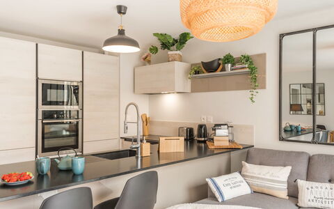 Les Terrasses de la Plage: Zimmer, Möbel, Interior Design, Wohnzimmer, Eigentum, Gebäude, Decke, Tabelle, Orange, Wand