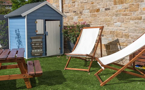 Les Terrasses de la Plage: Garten, Gras, Hinterhof, Möbel, Eigentum, Stuhl, Gartenmöbel, Hütte, Klappstuhl, Haus