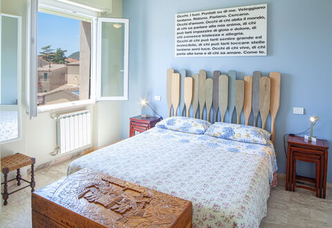 Giulia Apartment 2 - Levanto: Möbel, Eigentum, Blau, Azurblau, Holz, Komfort, Fenster, Interior Design, Tabelle, Die Architektur