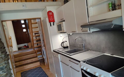 Riekonraito A1: Flooring, Küchengerät, Küche, Fussboden, Holz, Major Appliance, Möbel, Interior Design, Countertop, Holzboden