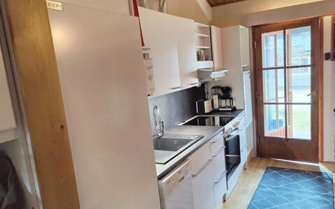 Riekonraito A1: Küche, Countertop, Möbel, Küchengerät, Flooring, Cabinetry, Interior Design, Major Appliance, Fussboden, Holz