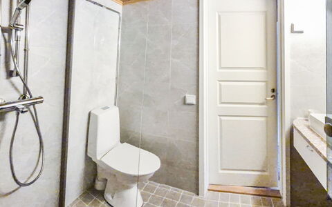Riekonraito A1: Toilleten Sitz, Badezimmer, Toilette, Flooring, Armatur, Wand, Fussboden, Interior Design, Bad Sink, Installation
