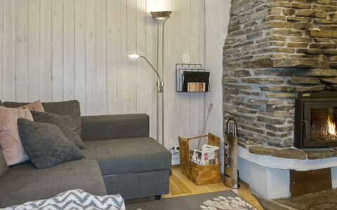 Riekonraito A1: Möbel, Flooring, Interior Design, Holz, Fussboden, Decke, Zimmer, Beleuchtung, Wohnzimmer, Couch