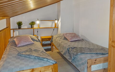 Riekonraito A1: Möbel, Bett, Schlafzimmer, Fussboden, Interior Design, Flooring, Holz, Bedding, Decke, Zimmer