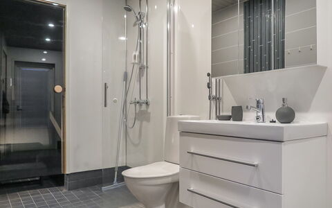 Hilla B: Flooring, Fussboden, Interior Design, Armatur, Badezimmer, Sinken, Toilette, Installation, Fliese, Badezimmerschrank