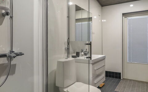Hilla B: Badezimmer, Armatur, Wand, Flooring, Interior Design, Toilleten Sitz, Toilette, Decke, Fussboden, Sinken