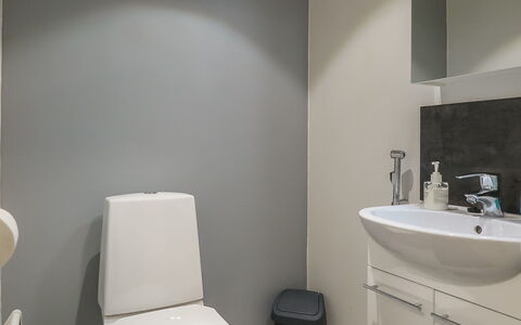 Hilla B: Toilleten Sitz, Wand, Armatur, Toilette, Interior Design, Flooring, Fussboden, Badezimmer, Installation, Sinken