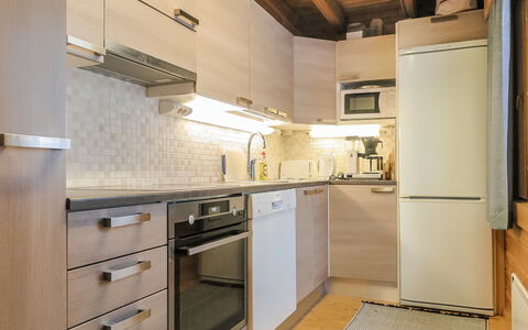 Keromaja: Küchengerät, Küche, Countertop, Major Appliance, Flooring, Cabinetry, Holz, Interior Design, Haushaltsgerät, Möbel