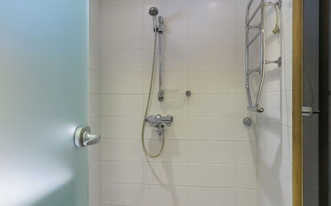 Keromaja: Badezimmer, Armatur, Duschkopf, Flooring, Dusche, Brausenstange, Installation, Fussboden, Duschpaneel