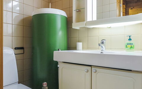 Keromaja: Badezimmer, Armatur, Bad Sink, Sinken, Zapfhahn, Flooring, Interior Design, Toilette, Installation, Fussboden