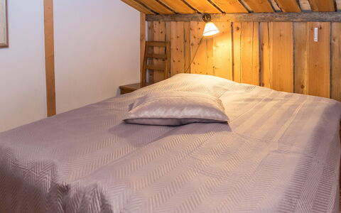 Vuokatinportti B 8: Bett, Schlafzimmer, Möbel, Holz, Interior Design, Bettdecke, Bedding, Fussboden, Flooring, Decke