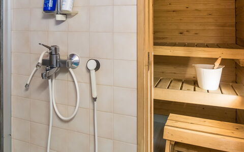 Vuokatinportti B 8: Flooring, Armatur, Holz, Fussboden, Interior Design, Badezimmer, Installation, Zapfhahn, Zimmer, Duschkopf