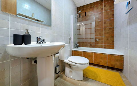 Style: Toilleten Sitz, Badezimmer, Armatur, Toilette, Flooring, Fussboden, Interior Design, Sinken, Installation, Fliese