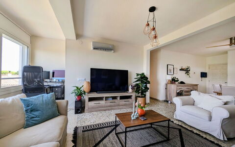 Style: Möbel, Couch, Interior Design, Flooring, Wohnzimmer, Decke, Fussboden, Zimmer, Tabelle, Fernsehen