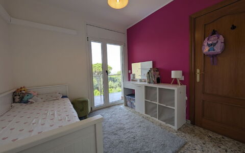 Style: Möbel, Interior Design, Flooring, Fussboden, Zimmer, Schlafzimmer, Wohnung, Beleuchtung, Bett, Rosa