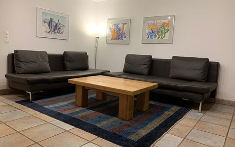 Casa Migiur: Möbel, Eigentum, Tabelle, Couch, Bilderrahmen, Holz, Komfort, Interior Design, Wohnzimmer, Fussboden