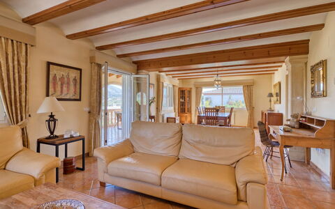 Villa Meena: Zimmer, Eigentum, Möbel, Wohnzimmer, Interior Design, Gebäude, Decke, Grundeigentum, Fussboden, Haus