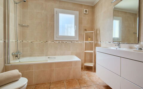 Villa Meena: Badezimmer, Eigentum, Zimmer, Fliese, Interior Design, Badewanne, Fussboden, Wand, Zapfhahn, Armatur