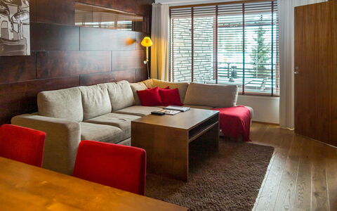 Tahko Spa Junior Suite Orange B2: Balkon, Wohnung, Schatten, Glas, Eigentumswohnung, Geländer, Veranda, Daylighting, Deck, Gartenmöbel