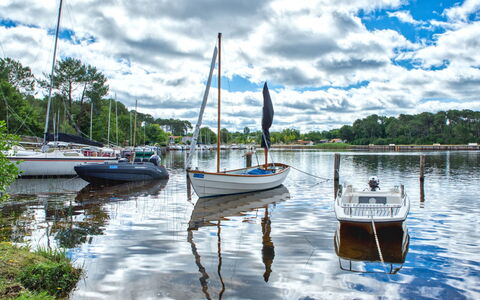 Lacanau 850: Boot, Blau, Wasser, Gewässer, Watercraft, Boote Und Boating - Geräte Und Materialien, Wasserweg, Segelboot, Yachthafen, Mast