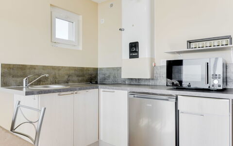 Les Romarins: Countertop, Cabinetry, Spüle, Sinken, Gebäude, Küchengerät, Küche, Herd, Haushaltsgerät, Zapfhahn