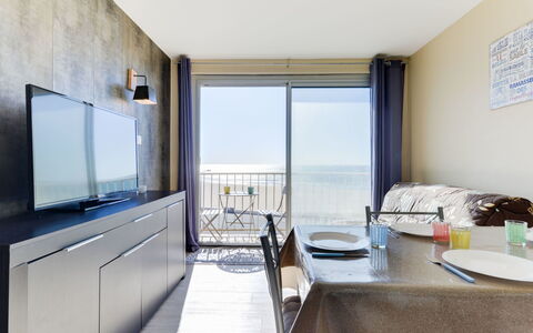 Les Romarins: Gebäude, Eigentum, Möbel, Cabinetry, Tabelle, Fernsehen, Interior Design, Komfort, Holz, Fussboden