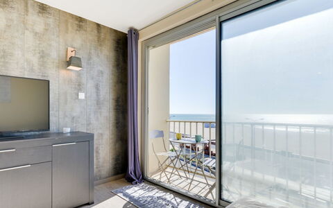 Les Romarins: Gebäude, Eigentum, Möbel, Fenster, Cabinetry, Fernsehen, Komfort, Haus, Interior Design, Schatten