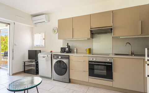 Les Marines du Levant: Küchengerät, Major Appliance, Küche, Flooring, Haushaltsgerät, Interior Design, Cabinetry, Countertop, Fussboden, Möbel
