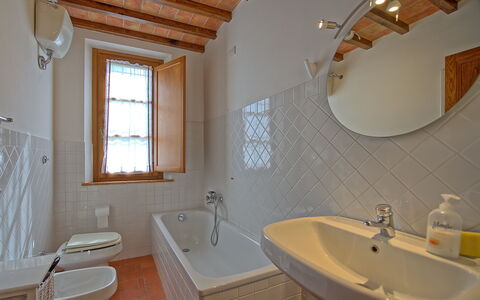 Casa Legoli: Badezimmer, Zimmer, Eigentum, Interior Design, Gebäude, Haus, Bad Sink, Zuhause, Fussboden, Daylighting