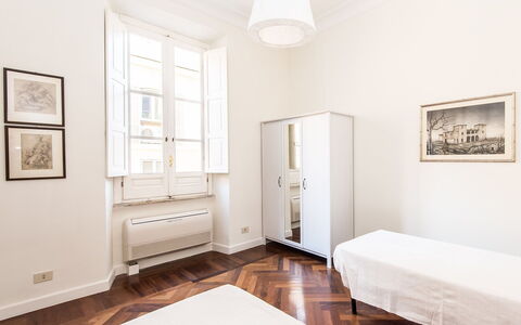 Silla: Zimmer, Weiss, Eigentum, Möbel, Interior Design, Fussboden, Schlafzimmer, Bett, Decke, Haus