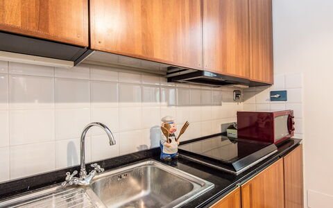 Silla: Countertop, Cabinetry, Küche, Eigentum, Zimmer, Sinken, Zapfhahn, Fliese, Interior Design, Möbel