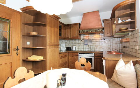 Am Ziller: Zimmer, Eigentum, Interior Design, Möbel, Gebäude, Decke, Cabinetry, Küche, Haus, Zuhause