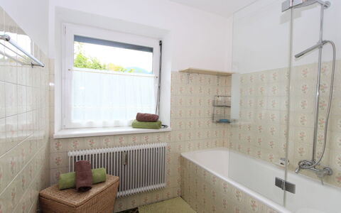 Am Ziller: Badewanne, Eigentum, Fenster, Badezimmer, Armatur, Zapfhahn, Interior Design, Holz, Flooring, Fussboden