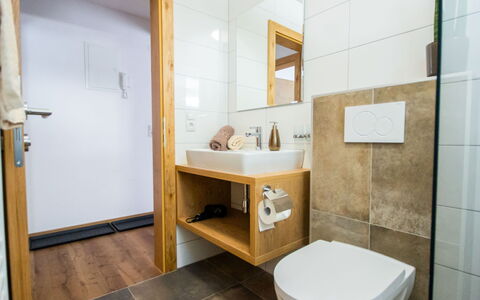 Jonas: Badezimmer, Eigentum, Zimmer, Interior Design, Fliese, Fussboden, Armatur, Die Architektur, Haus, Grundeigentum