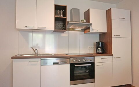 Jonas: Cabinetry, Gebäude, Countertop, Möbel, Herd, Küchengerät, Zapfhahn, Küche, Holz, Haushaltsgerät