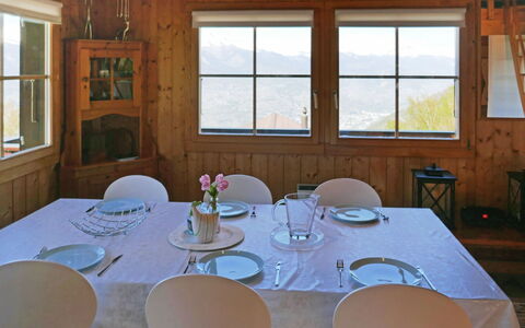 Chalet Didi: Zimmer, Eigentum, Restaurant, Tabelle, Gebäude, Esszimmer, Möbel, Haus, Interior Design, Zuhause