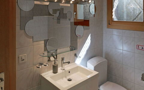 Chalet Didi: Badezimmer, Eigentum, Zimmer, Armatur, Bad Sink, Bad Zubehör, Sinken, Fliese, Badezimmerschrank, Wand