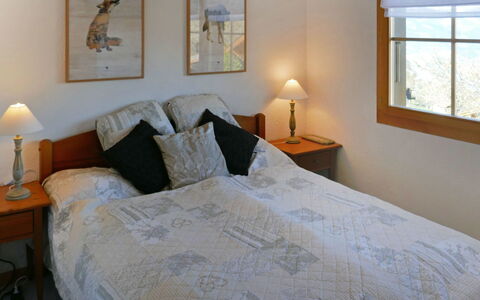 Chalet Didi: Schlafzimmer, Bett, Zimmer, Möbel, Eigentum, Bettdecke, Bettrahmen, Bedding, Fussboden, Interior Design