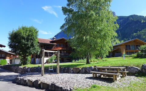 Kandersteg 310: Pflanze, Himmel, Eigentum, Gebäude, Natur, Baum, Schatten, Berg, Natürliche Landschaft, Außenbank