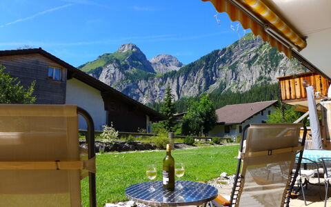Kandersteg 310: Berg, Bergforms, Eigentum, Gebirge, Natürliche Landschaft, Alpen, Grundeigentum, Zimmer, Haus, Bergstation