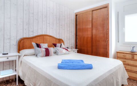 Albatros: Schlafzimmer, Möbel, Bett, Zimmer, Eigentum, Bettdecke, Bettrahmen, Matratze, Interior Design, Wand