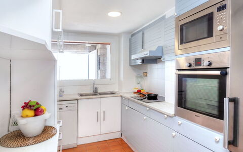 Albatros: Eigentum, Zimmer, Möbel, Küche, Cabinetry, Gebäude, Interior Design, Countertop, Haus, Gelb
