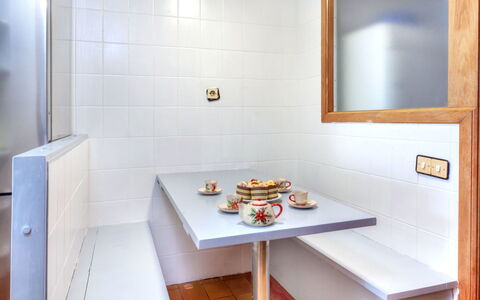 Albatros: Zimmer, Eigentum, Möbel, Interior Design, Fliese, Fussboden, Badezimmer, Sinken, Gebäude, Haus