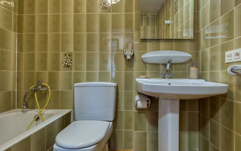 Calpe Calp 1110: Badezimmer, Eigentum, Fliese, Zimmer, Toilette, Zapfhahn, Wand, Armatur, Lila, Keramik