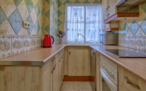 Calpe Pueblo: Countertop, Zimmer, Eigentum, Cabinetry, Küche, Möbel, Gebäude, Fussboden, Interior Design, Haus