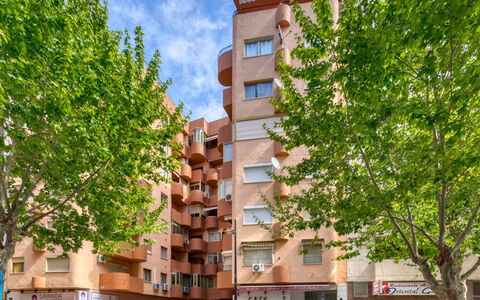 Calpe Pueblo: Himmel, Gebäude, Wolke, Baum, Urban Design, Fahrzeug, Nachbarschaft, Tower Block, Fenster, Eigentumswohnung