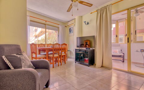 Calpe Pueblo: Eigentum, Zimmer, Deckenventilator, Möbel, Gebäude, Decke, Interior Design, Fussboden, Grundeigentum, Haus