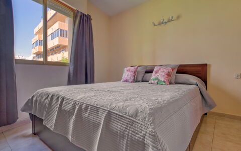 Calpe Pueblo: Schlafzimmer, Bett, Möbel, Eigentum, Bettdecke, Zimmer, Bedding, Bettrahmen, Interior Design, Matratze