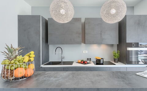 Ella Premantura: Weiss, Countertop, Zimmer, Fliese, Fussboden, Interior Design, Eigentum, Möbel, Küche, Wand