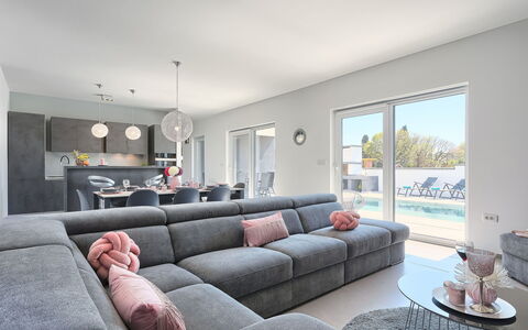 Ella Premantura: Couch, Eigentum, Tabelle, Möbel, Bilderrahmen, Studio Couch, Wohnzimmer, Gebäude, Interior Design, Komfort